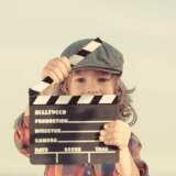 Niño con claqueta. En: M. A. NOVILLO LÓPEZ, “La aplicación didáctica del cine en el aula”, Padres y maestros, 2020, p. 22.